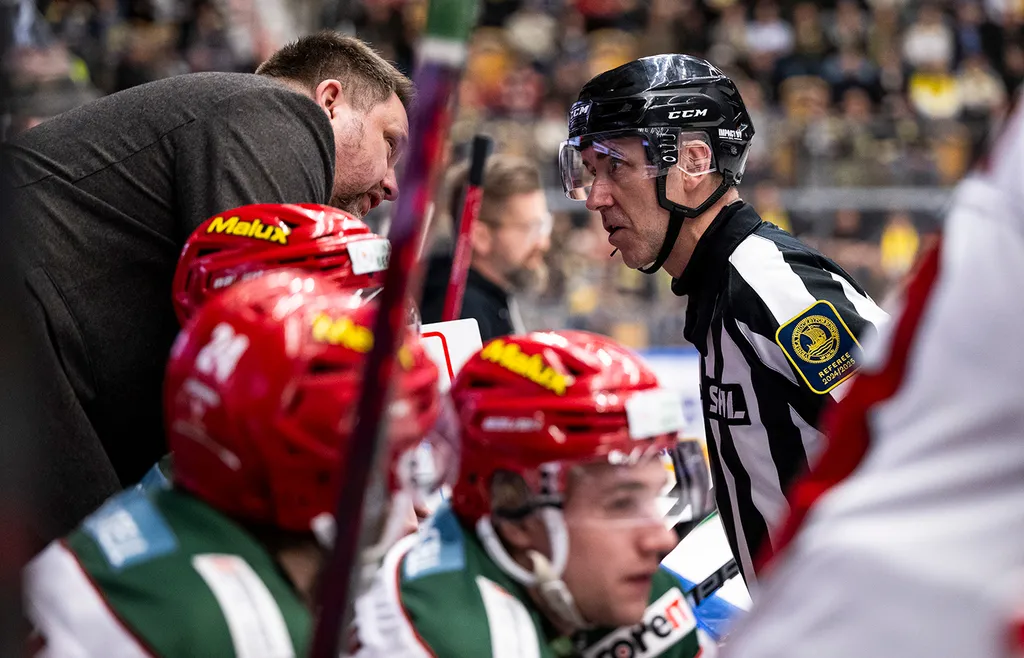 Mattias Karlin i samtal med domare Linus Öhlund efter situationen