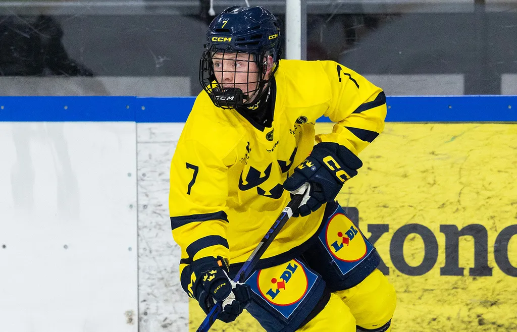 Douglas Johnsson närmar sig en chans i Skellefteå. 