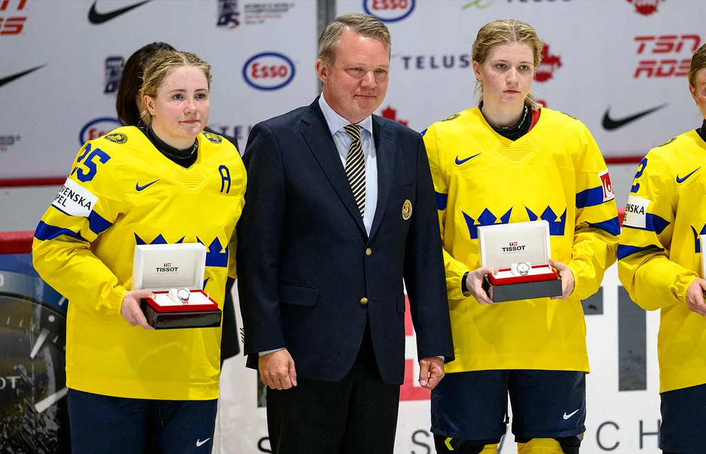Anders Larsson intill Lina Ljungblom och Hilda Svensson efter VM-kvartsfinalen i Utica 2024