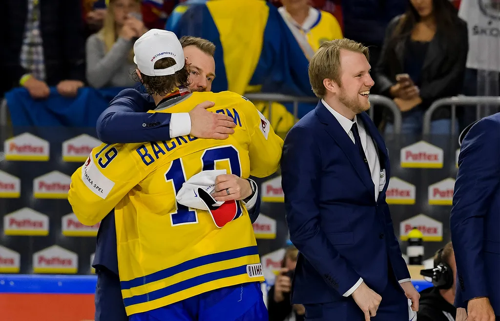 Rikard Grönborg kramar om Nicklas Bäckström efter VM-guldet 2017.
Foto: Bildbyrån.