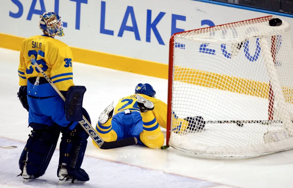 Tommy Salo och Kenny Jönsson deppar efter Vitrysslands 4–3-mål i OS-kvartsfinalen 2002