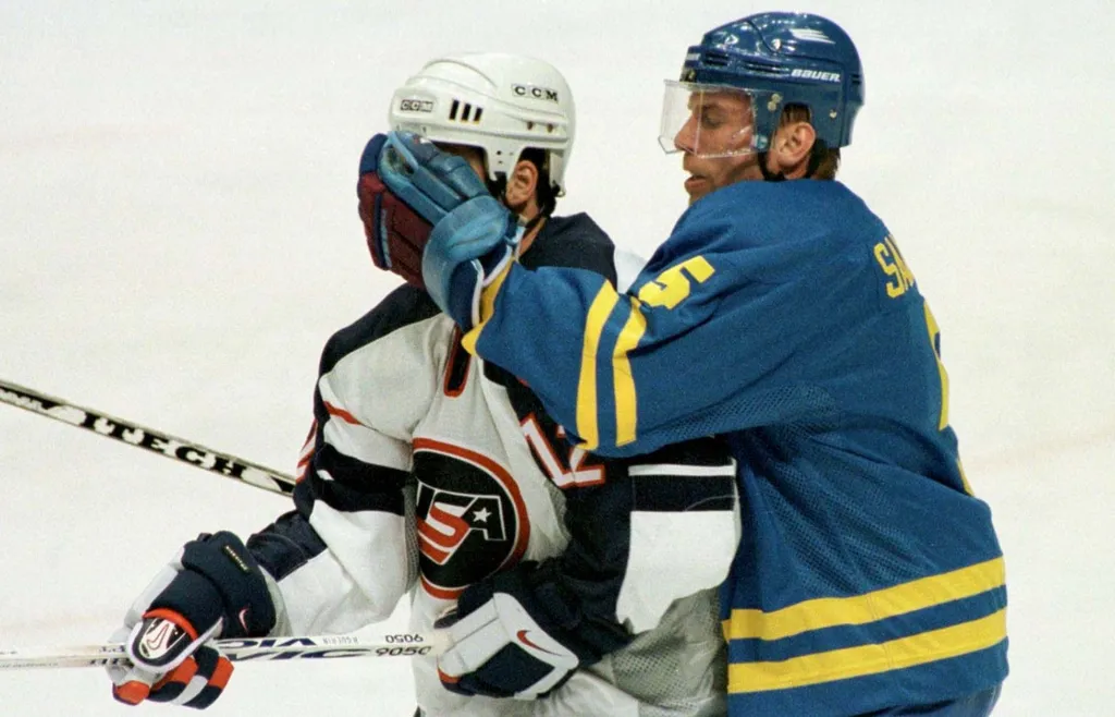 Ulf Samuelsson ger sig på en amerikan under Tre Kronors segermatch mot USA i Nagano