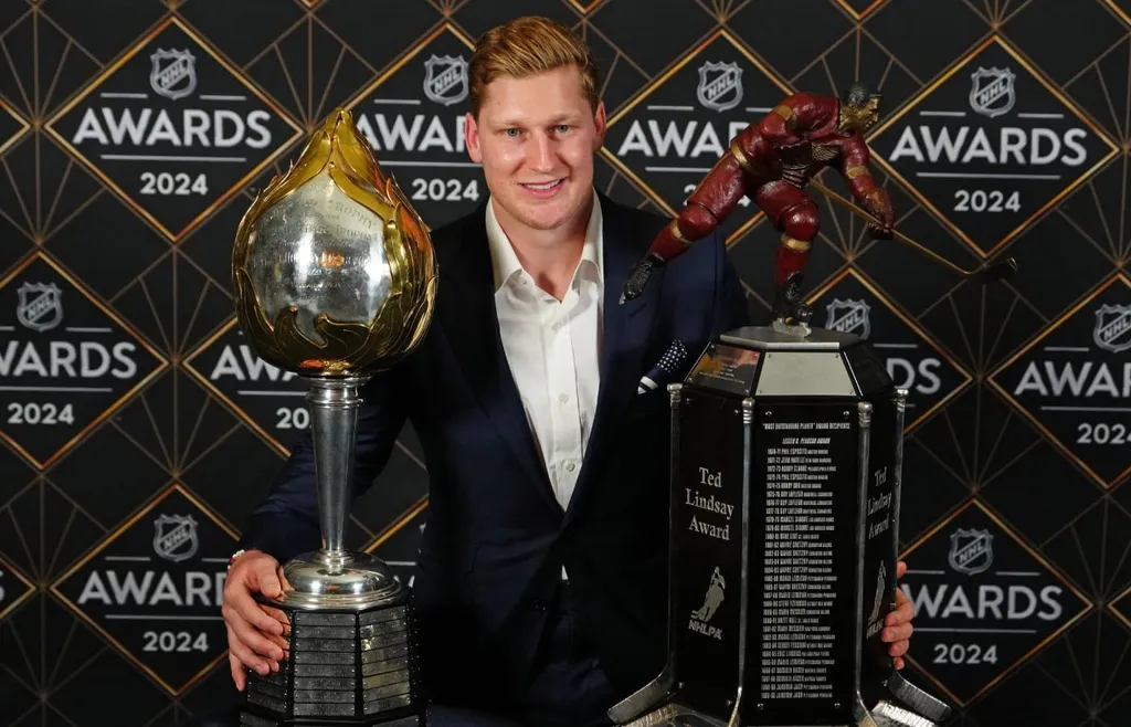 Nathan MacKinnon tog hem både Hart Trophy och Ted Lindsay Award under NHL Awards i Las Vegas i somras