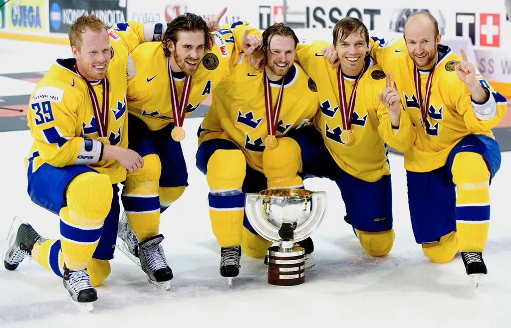 Johan Franzén, Henrik Zetterberg, Niklas Kronwall, Mikael Samuelsson och Michael Nylander med VM-bucklan