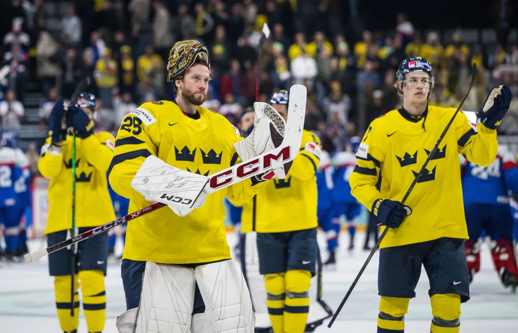 Jacob Markström firar premiärsegern mot Slovakien