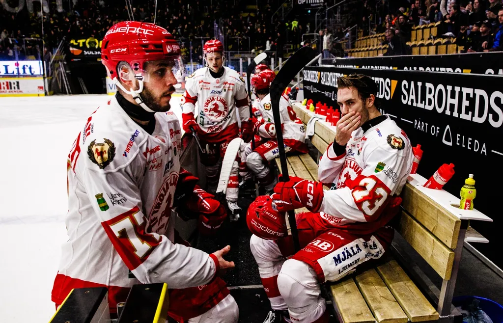 Brandon Frattaroli, till vänster, deppar efter Trojas uttåg ur Hockeyallsvenskan.