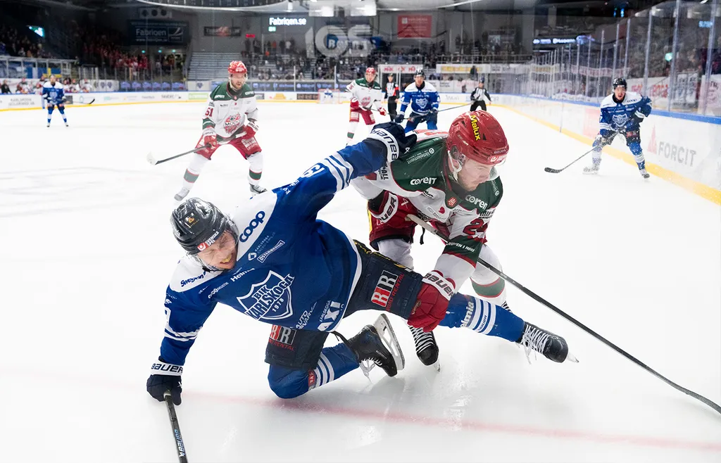 Simen Andre Edvardsen, Karlskoga, och Kyle Topping, MoDo, i en duell under semifinalserien