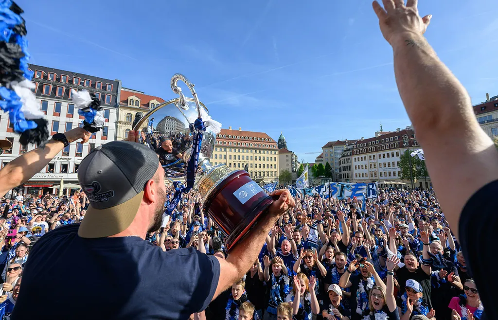 Eislöwen spelarna firar med fansen i Dresden