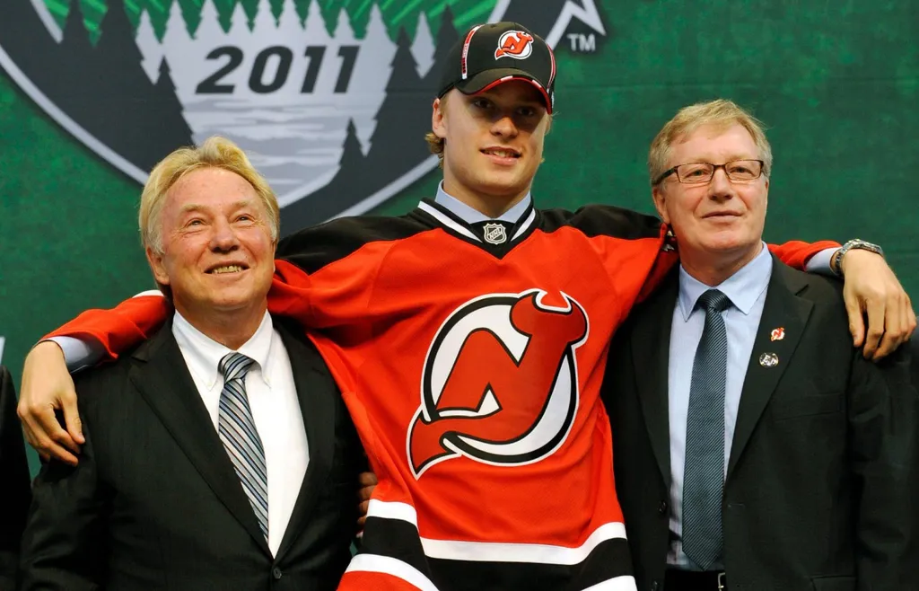 Adam Larsson valdes som fjärde spelare av New Jersey Devils i NHL-draften 2011