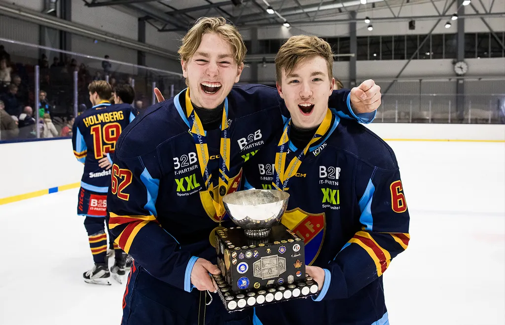 Wilson och Viggo Björck firar JSM-guldet med Djurgården U20 2025