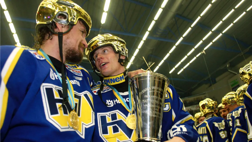 Fredrik Olausson (vänster) vann SM-guld med HV71 2004. 