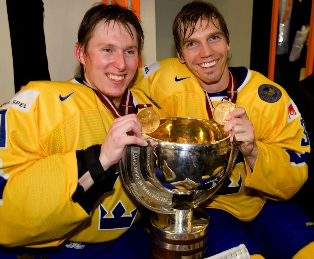 Johan Holmqvist och Mikael Samuelsson med pokalen.