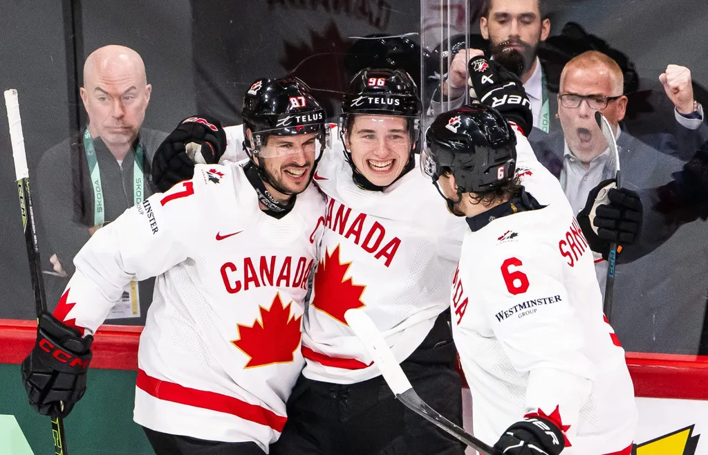 Sidney Crosby och Macklin Celebrini trivdes tillsammans på hockey-VM i Sverige