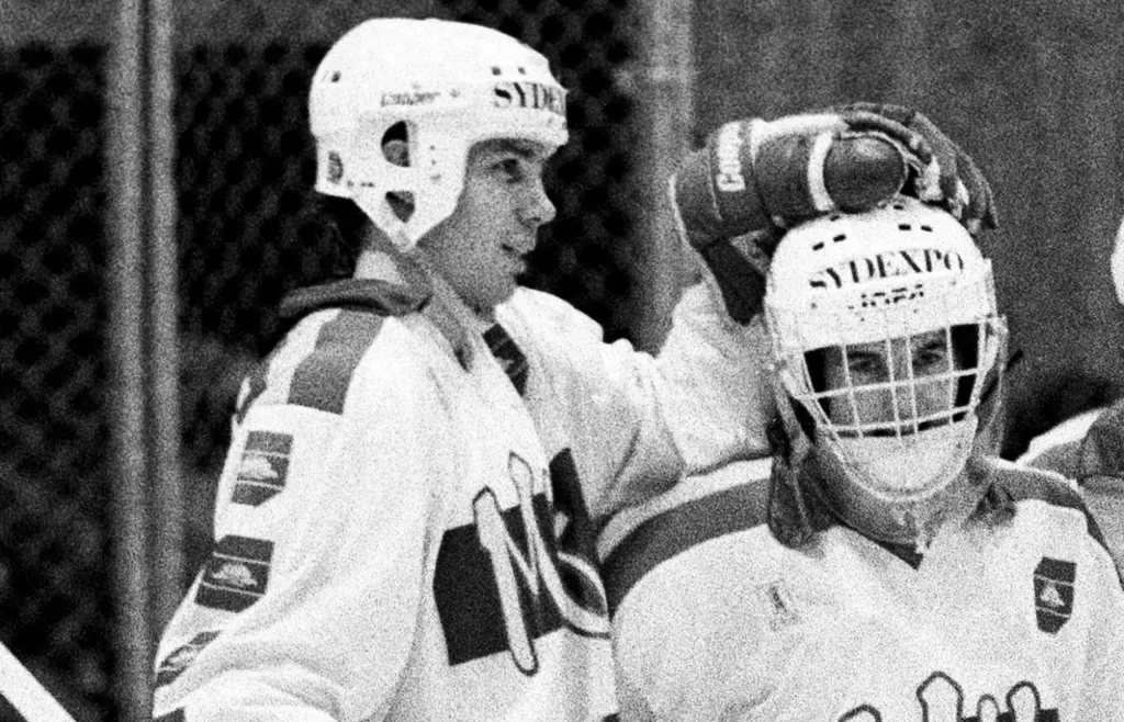 Mats Lusth klappar Malmös andra målvakt Roger Nordström på huvudet efter en match mot Osby i division 1 1988
