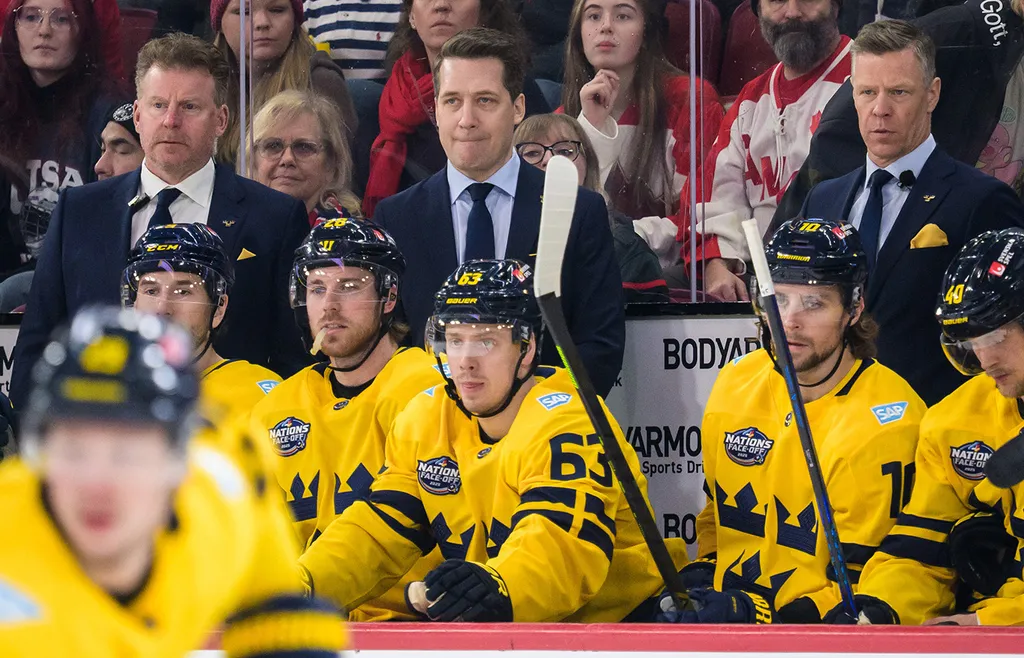 Nicklas Rahm med Sam Hallam och Daniel Alfredsson i båset under 4 Nations