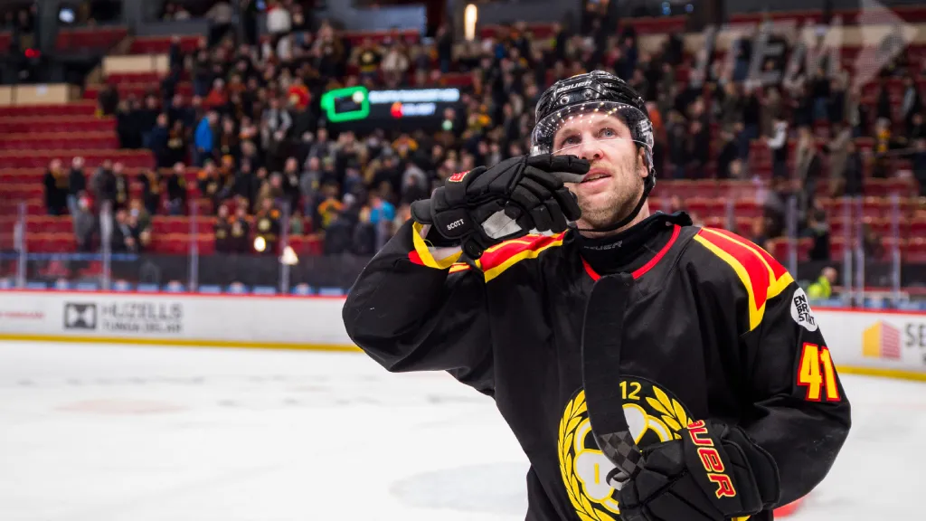 Greg Scott jublar över ett mål i HA-slutspelet