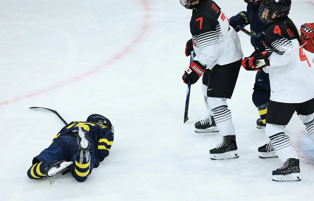 Lisa Johansson vrider sig i smärtor efter crosscheckingen mot Japan