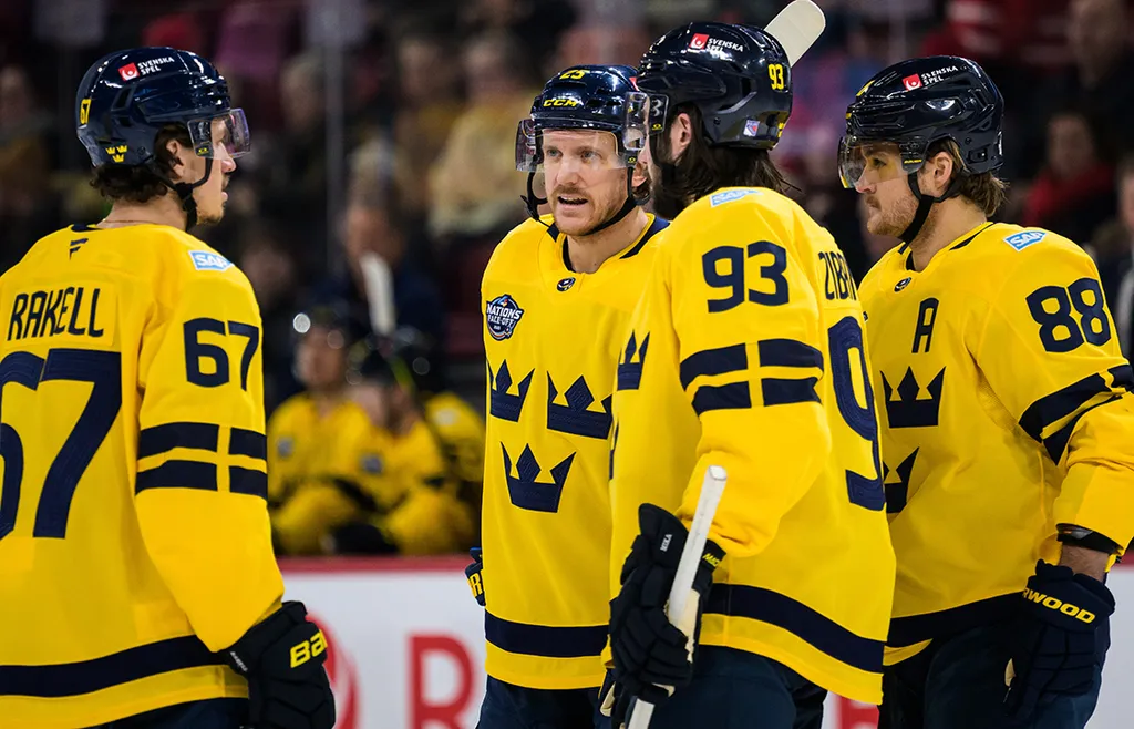 Rickard Rakell, Jonas Brodin, Mika Zibanejad och William Nylander. Tre Kronor måste höja sitt spel rejält för att ha chansen mot USA. Foto: Joel Marklund / BILDBYRÅN