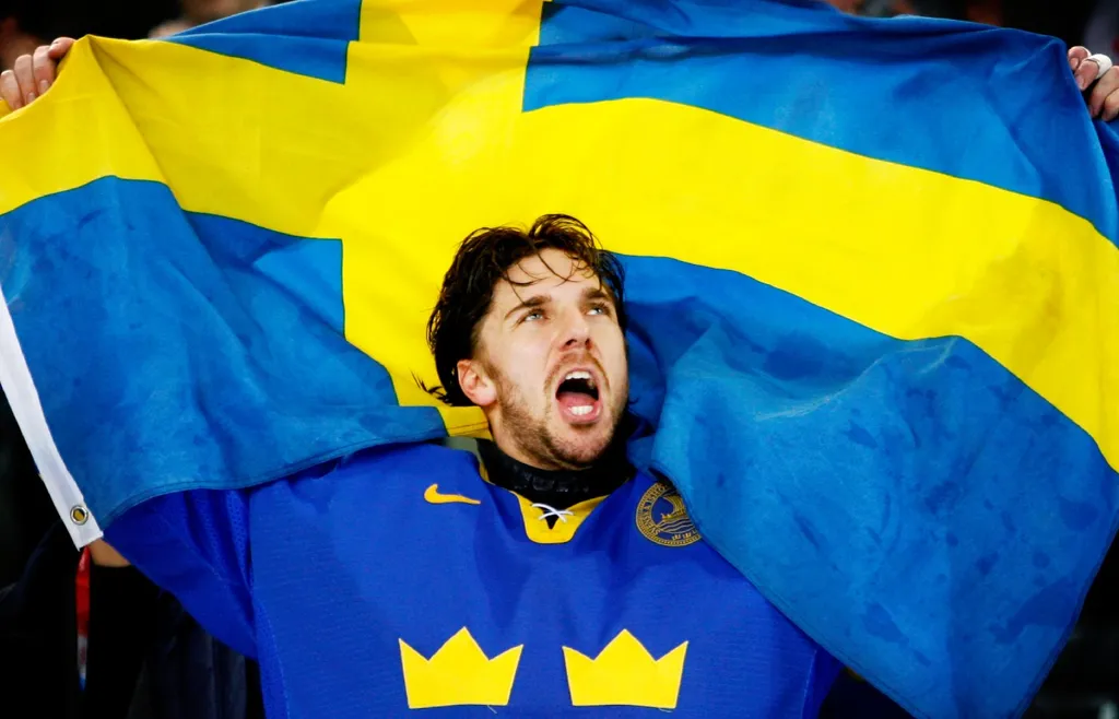 Henrik Lundqvist firar det svenska OS-guldet i Turin 2006
