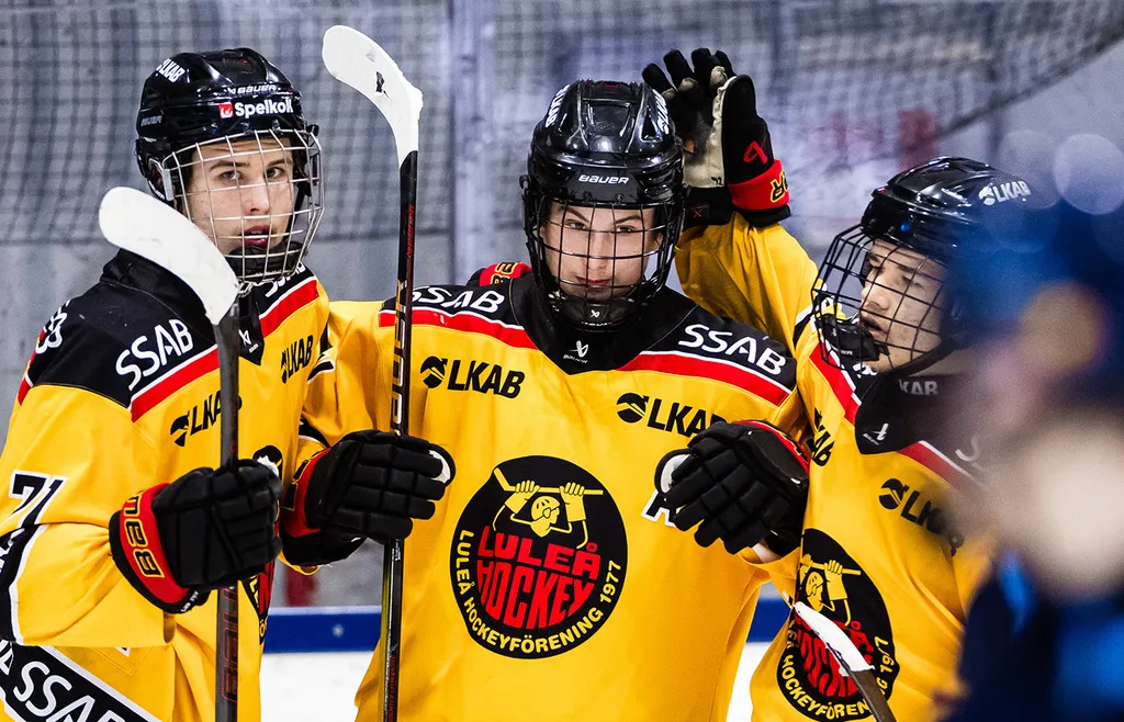 Melvin Wande firar med Jakob Ihs-Wozniak och Casper Juustovaara Karlsson under U18-finalen 2025