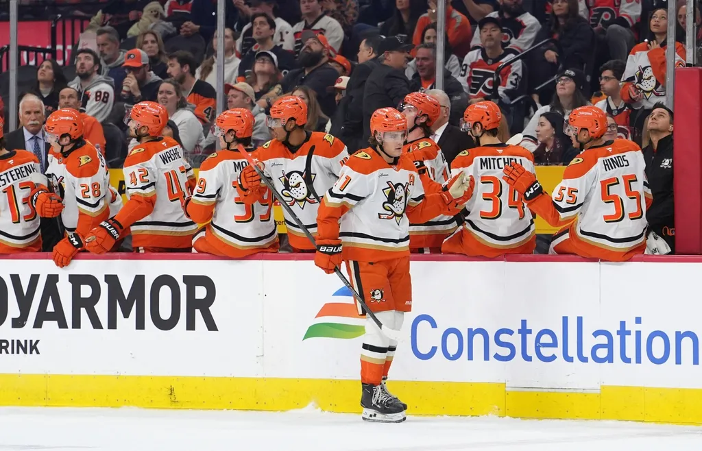 Leo Carlsson firar sitt mål mot Philadelphia Flyers.