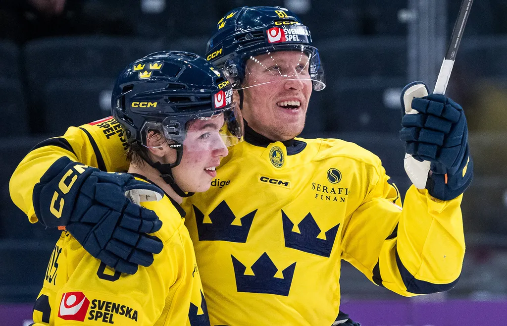 Isac Hedqvist i Tre Kronor tillsammans med Marcus Sylvegård