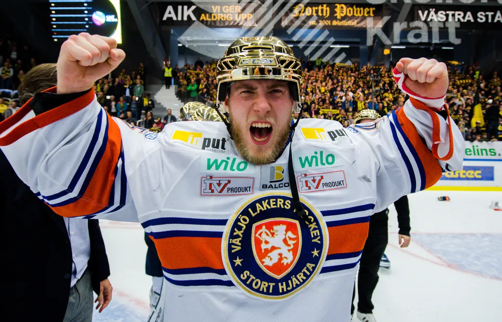Viktor Andrén firar SM-guldet 2018.