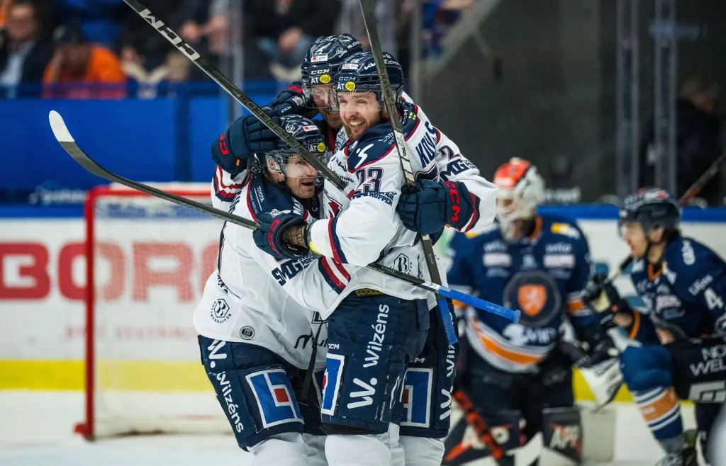 Linköpings Robin Kovacs jublar efter 1-2 under ishockeymatchen i SHL mellan Växjö och Linköping den 4 januari 2025 i Växjö