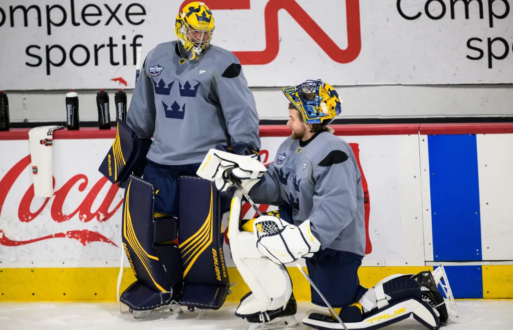 Filip Gustavsson och Samuel Ersson på träning inför matchen mot Kanada