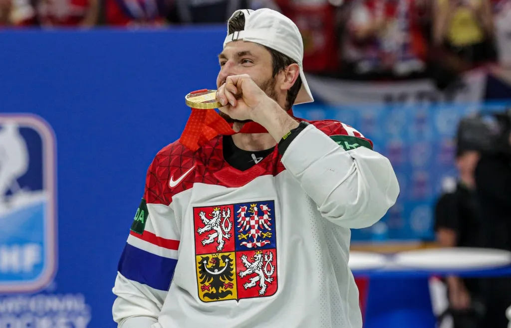 Michal Kempný med sin guldmedalj efter Tjeckiens VM-triumf hemma i Prag 2024