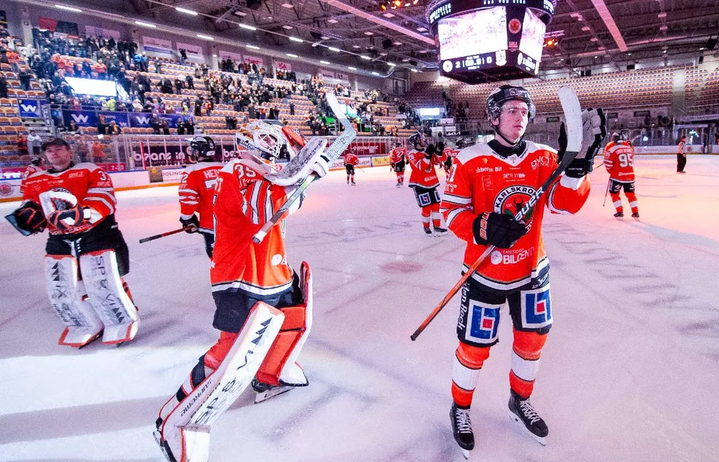 Carl Malmqvist firar seger med Karlskrona i slutspelet i Ettan i våras