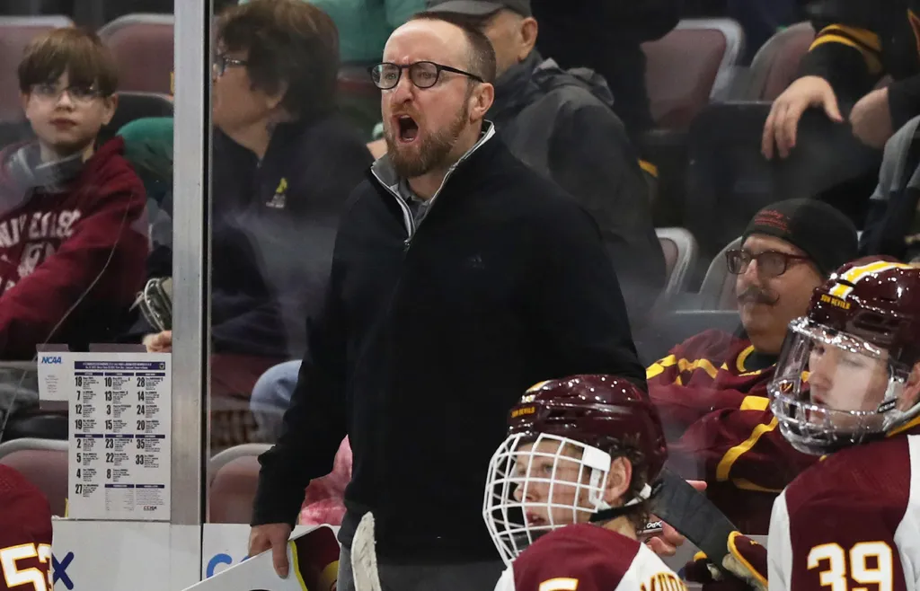 Sju spelare i Arizona State Universitys hockeylag kräver att coachen Greg Powers tas ur tjänst medan utredningen kring Matthew Mayichs kollaps pågår. Foto: Zac BonDurant/Icon Sportswire via AP Images