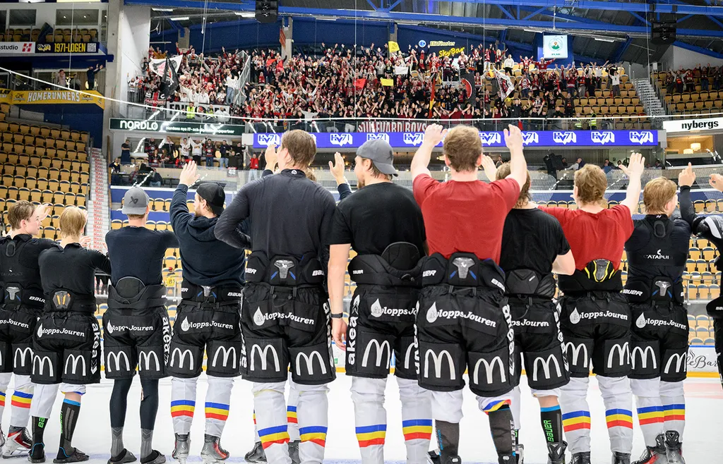 Malmö Redhawks firade med en fullsatt bortasektion efter segern mot HV71