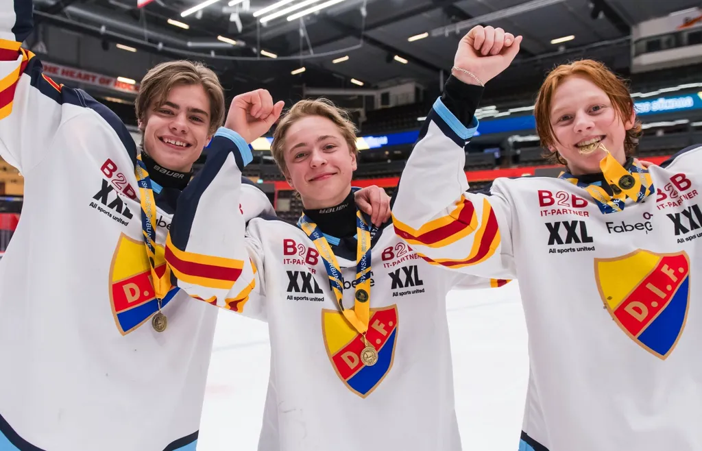 Theo Antell, Eric Larsson och Melker Wersäll jublar efter bronsmatchen i U16-SM i ishockey mellan MoDo och Djurgården den 6 april 2025 i Örnsköldsvik