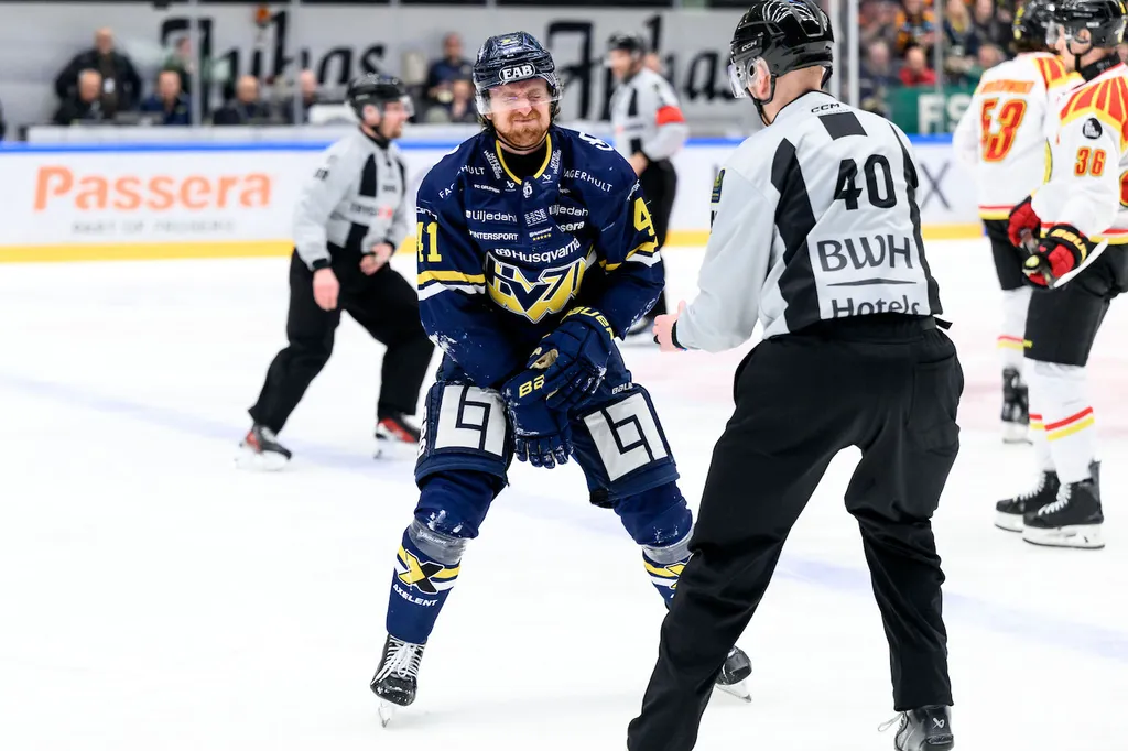 Riley Woods utgick skadad under matchen mellan HV71 och Brynäs, han är en av spelarna som inte spelar ikväll