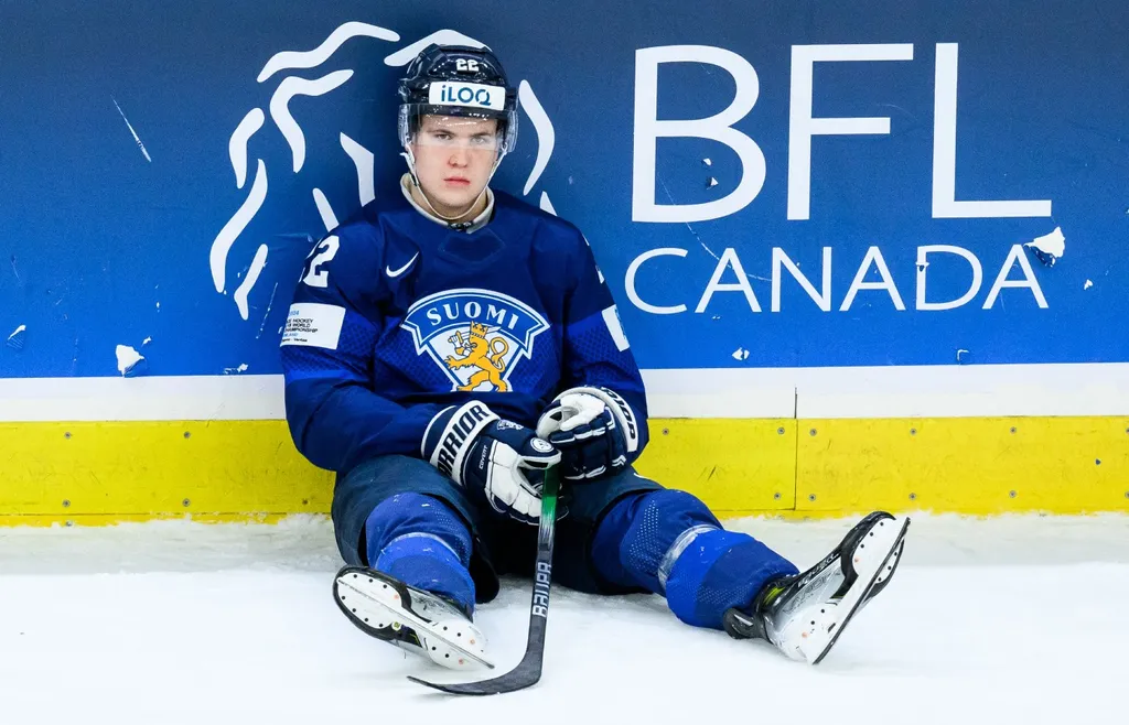 Kasper Halttunen deppar efter Finlands kollaps mot Tjeckien i bronsmatchen i fjolårets JVM