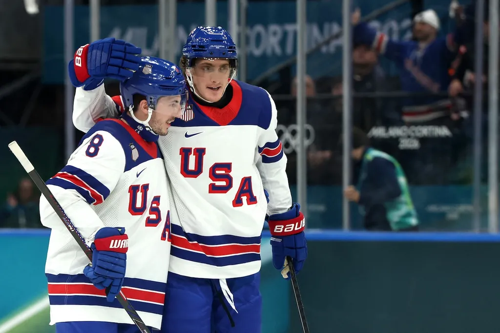 Zach Werenski och Tage Thompson firar mål