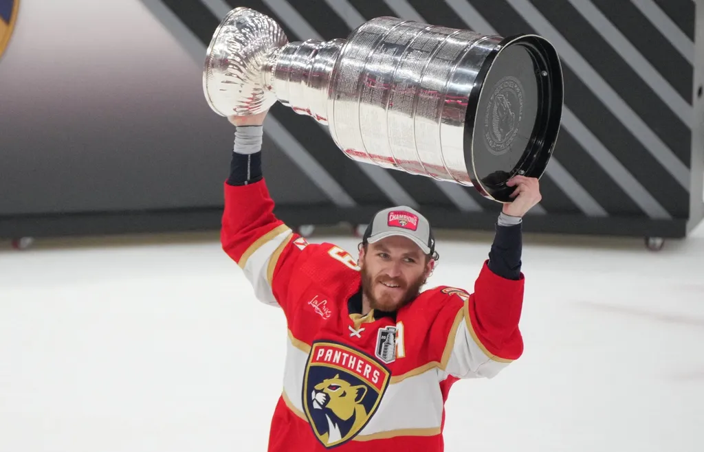 Matthew Tkachuk med Stanley Cup – en bild som antagligen får Calgary Flames supportrar att lida