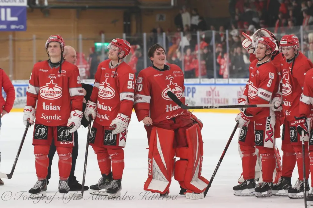 Laban Byrkjeland firar efter en seger med Stjernen
