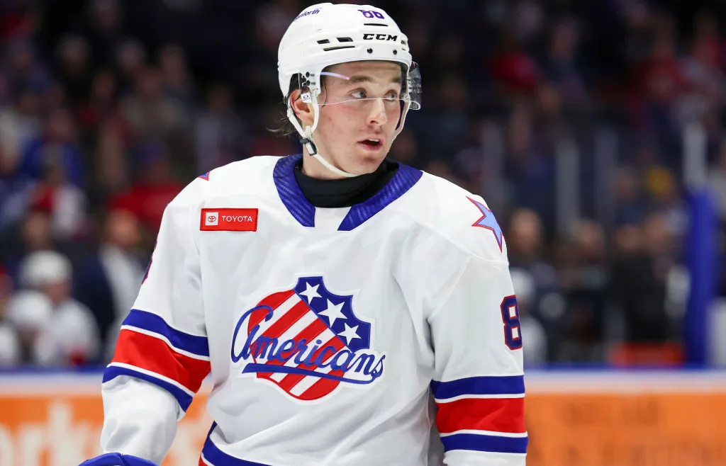 Noah Östlund i Rochester Americans tröja