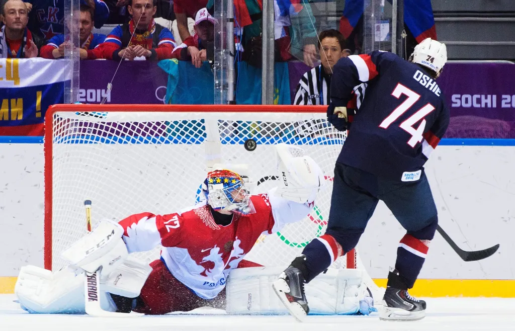 T.J. Oshie överlistar Sergej Bobrovskij med en av sina straffar mot Ryssland