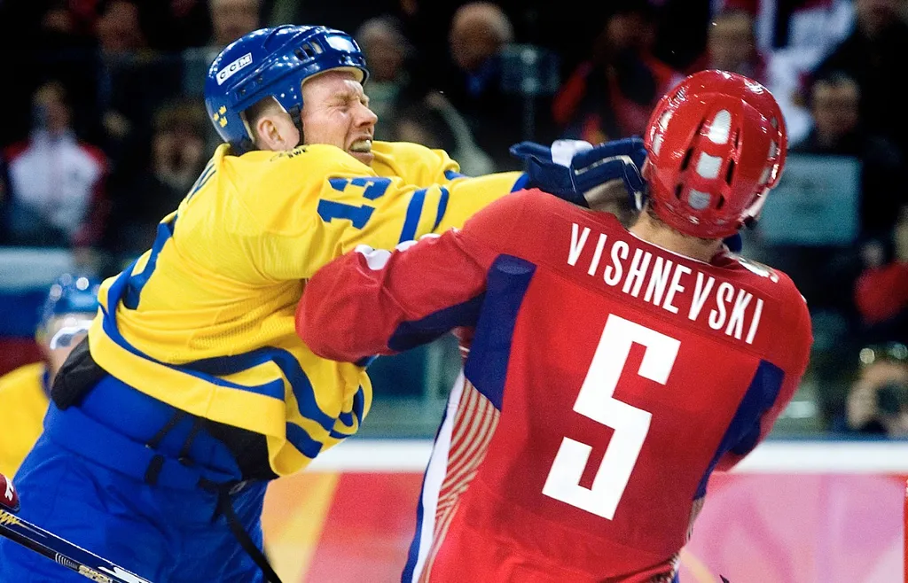 Mats Sundin klipper till Vitalij Visjnevskij i storförlusten mot Ryssland
