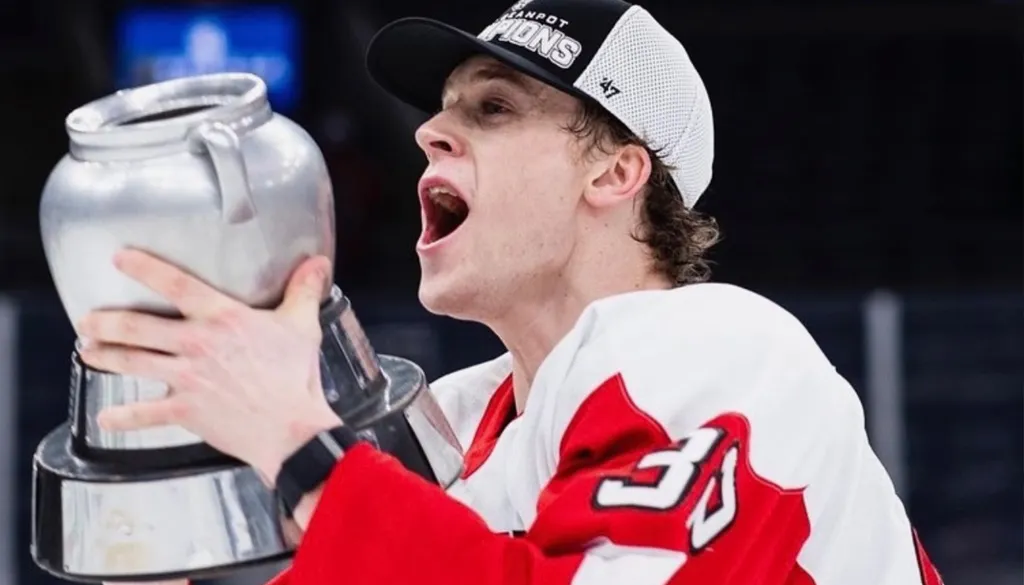 Wilmer Skoog firar med Hockey East-bucklan i NCAA. Foto: BU Athletics, Matt Woolverton.