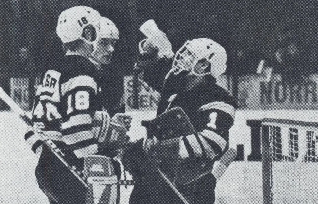Skellefteås Jerry Åberg, Jan Lindström och målvakten Roland Lestander under en av de mardrömslika bronsmatcherna mot Leksand