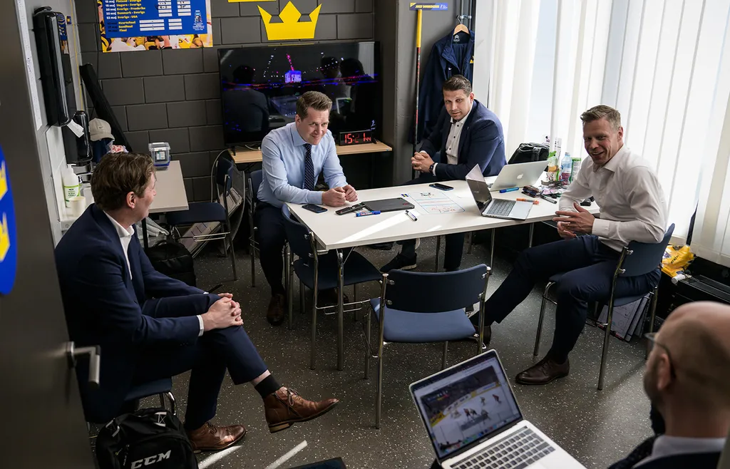 Stefan Klockare, Sam Hallam, GM Josef Boumedienne och ass. förbundskapten Nicklas Rahm.
Foto: Bildbyrån.
