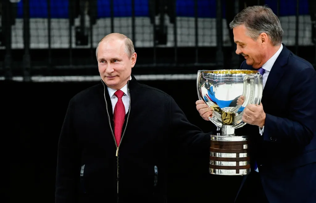 Vladimir Putin och Ryssland kan tvinga in sig själva i hockeyn igen.