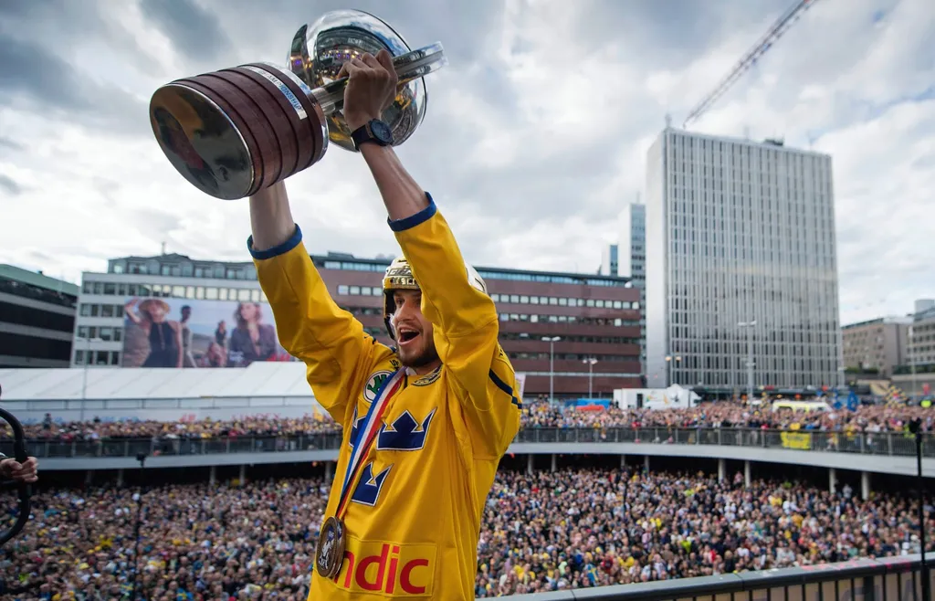 Oliver Ekman Larsson firar VM-guldet 2017 på Sergels torg i Stockholm