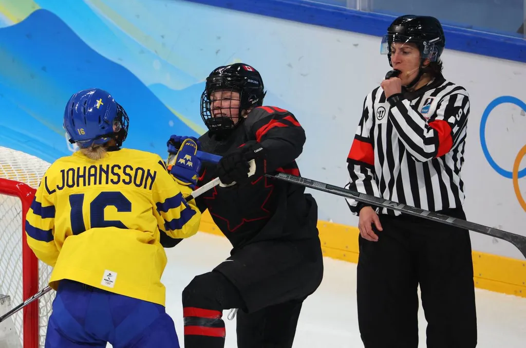 Sarah Fillier i en duell med Linnea Johansson från OS-kvartsfinalen 2022
