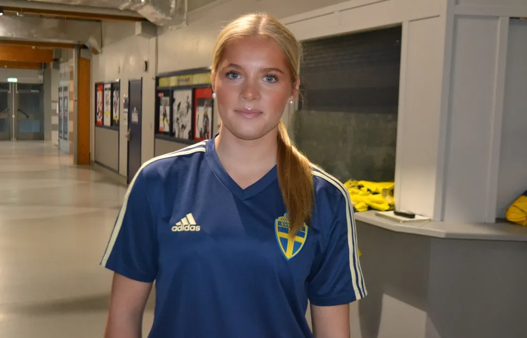 Elsa Blårand är en stortalang i både fotboll och hockey.