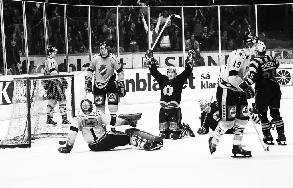 Lasse Nyström firar Skellefteås avgörande mål i den tredje SM-finalen mot AIK 1978